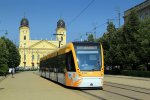 Wagon CAF Urbos3 numer 514 na linii 1 na tle kościoła przy placu Kossutha.