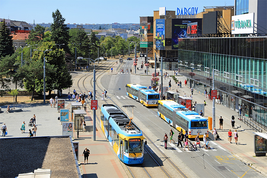 Zdjęcie tygodnia 16.08.2026. Wagon VarioLF2+ numer 840 na linii 3 i dwa autobusy SOR na Námestie osloboditeľov w Koszycach na Słowacji.